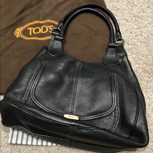 Tod's Black Leather Shoulder Bag with Structured Design